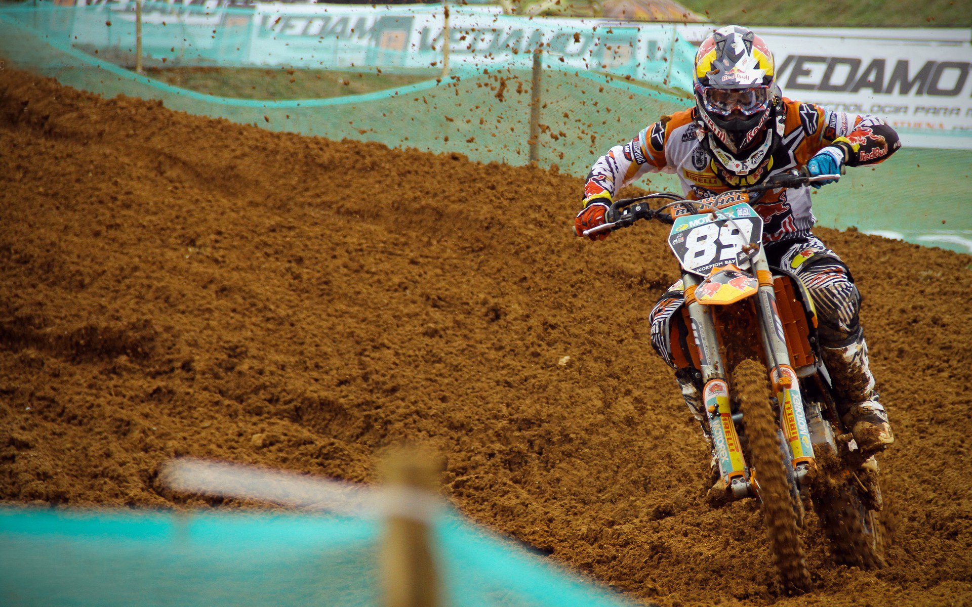 TheShy重返赛场，出色防守首场状态出色，湖人观众沸腾！赛场气氛高涨