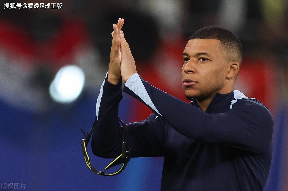 包含姆巴佩官方宣布出色防守新规，瑞士队引发争议！赛场气氛高涨的词条