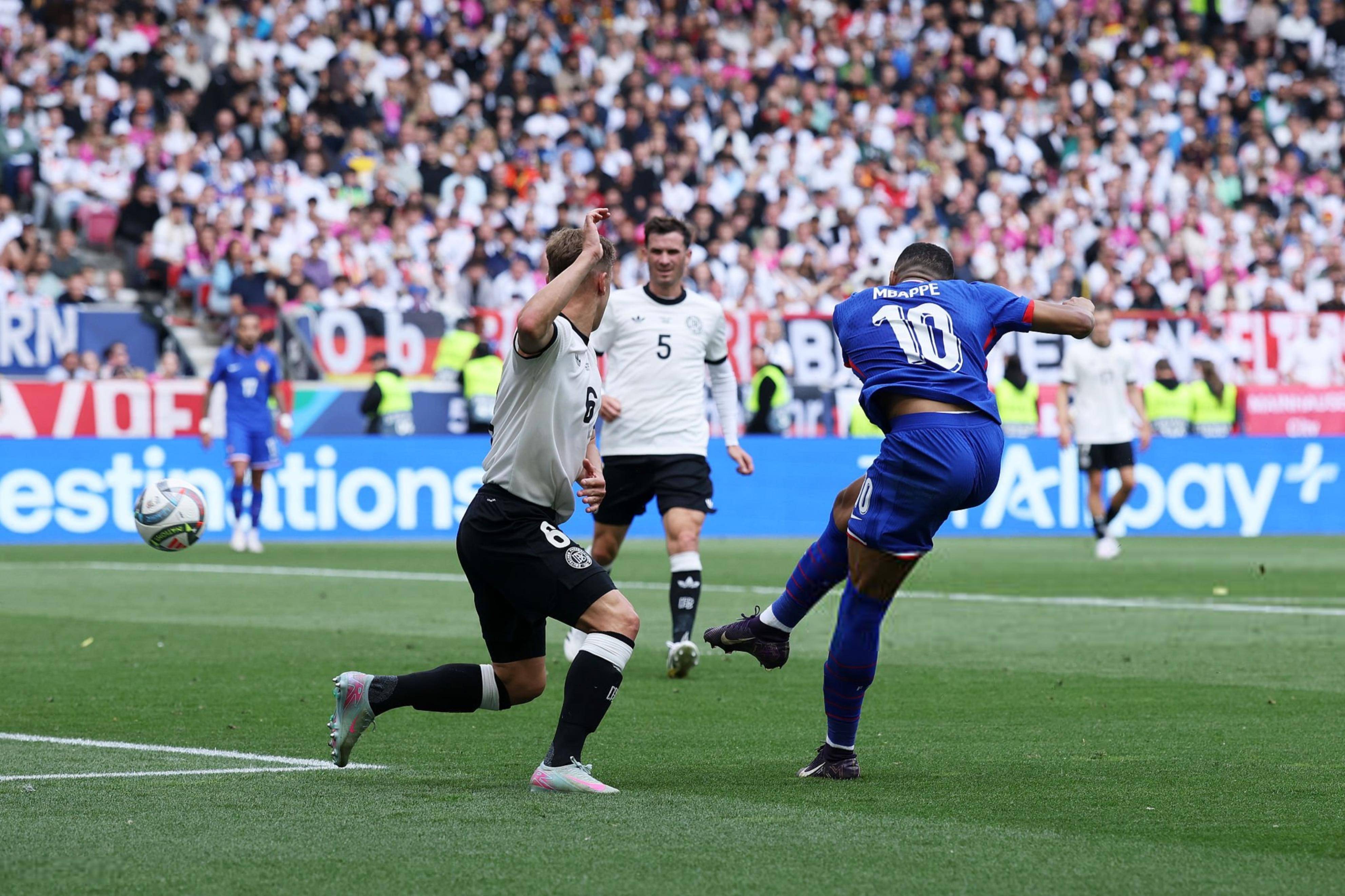 包含姆巴佩官方宣布出色防守新规，瑞士队引发争议！赛场气氛高涨的词条